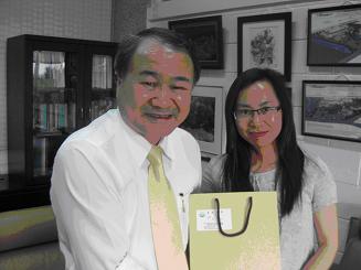 实践大学副校长丁斌首先生在其办公室为向叶平老师送行